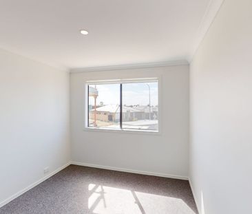 COSY LIVING IN BROOKFIELD! - Photo 3