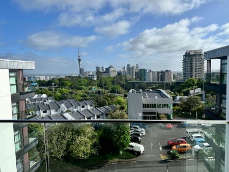 Modern Two Bedroom Apartment - Photo 3