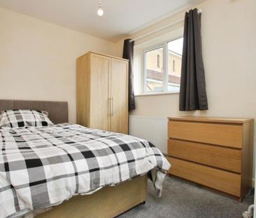 Detached five bedroom home just off Gloucester Road North. Open to ... - Photo 5
