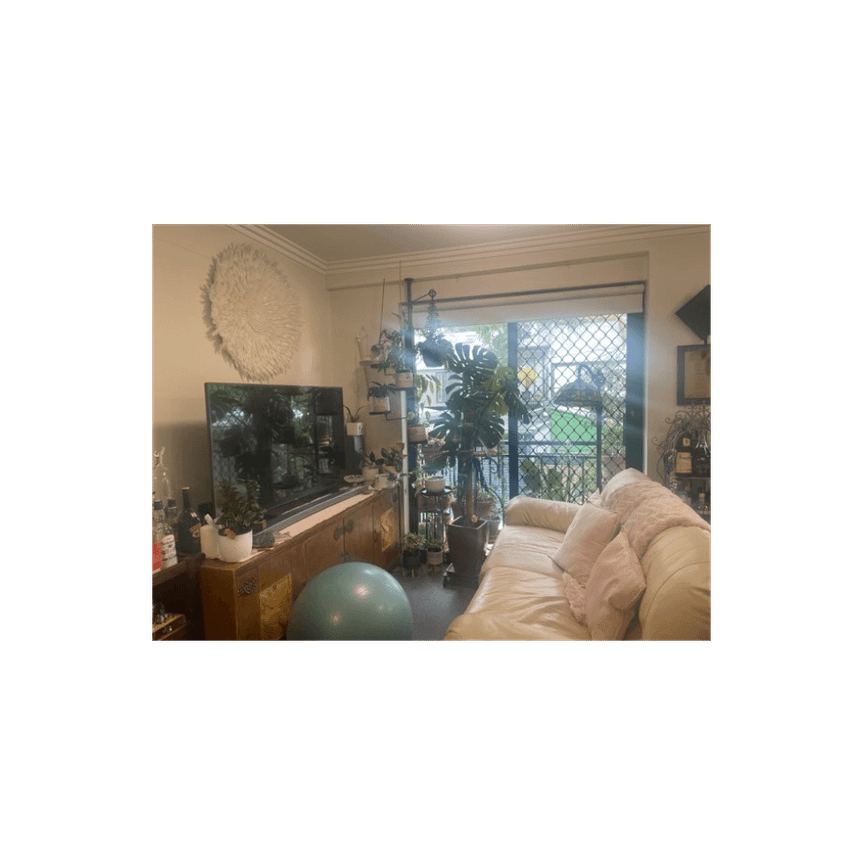 Peacefully set in a quiet street, this cosy 1 bedroom apartment offers modern living spaces with an abundance of natural light and renovated bathroom - Photo 1