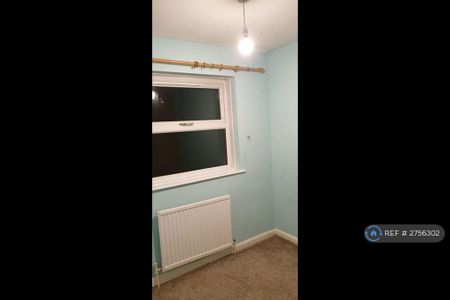 4 bedroom semi-detached house to rent - Photo 2