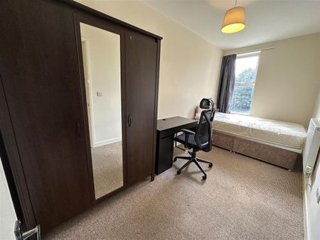 4 bedroom flat to rent - Photo 3