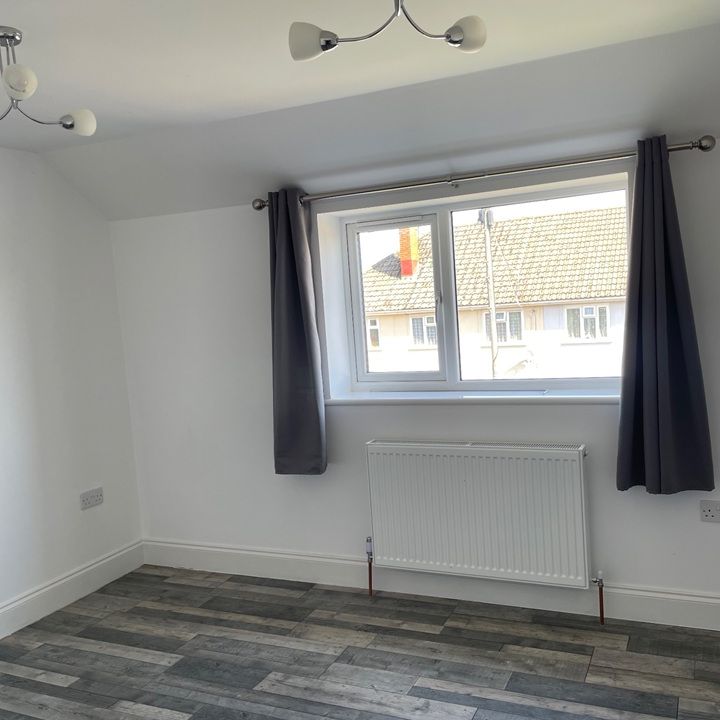 2 Bed End Terrace, Crosscombe Drive, BS13 - Photo 1