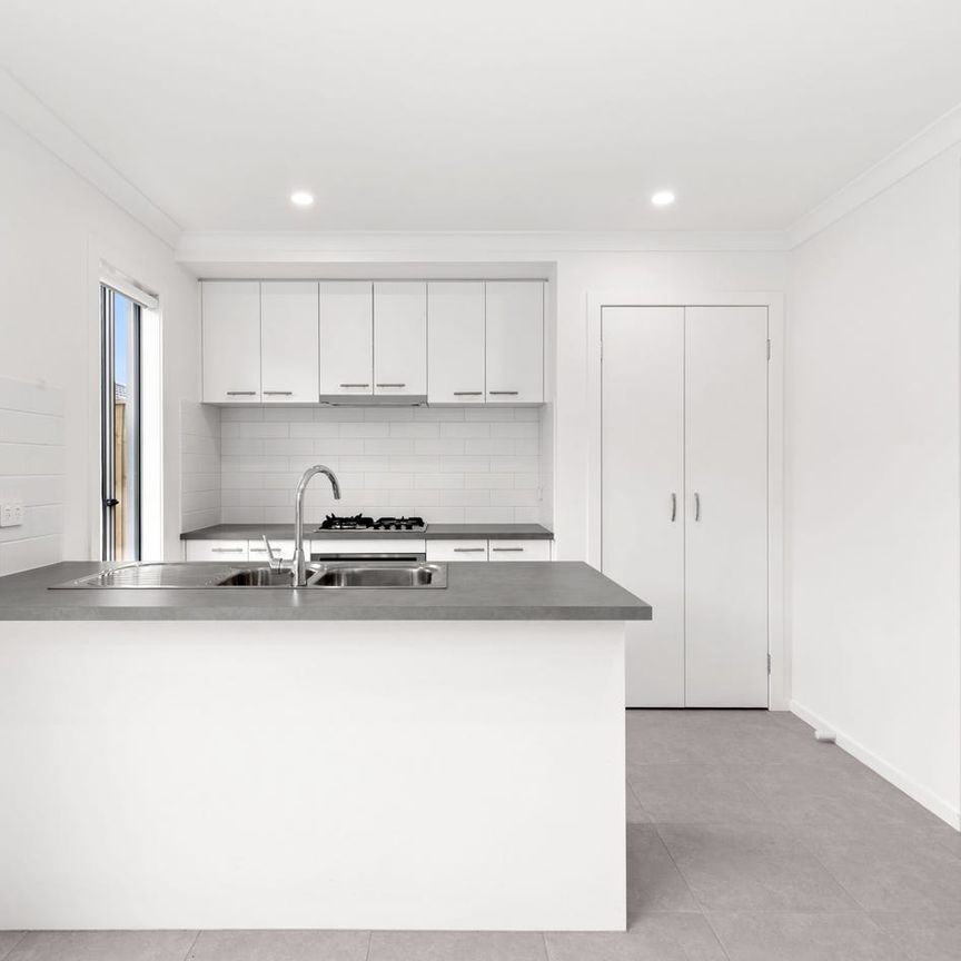 32 Listowel Gr, Rockbank, Vic 3335 - Photo 1