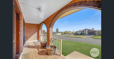 5 BEDROOM 2 STORY HOME - Photo 4