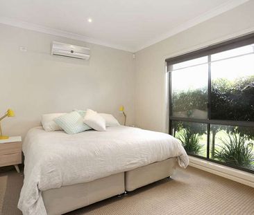 Stylish Contemporary Townhouse in Prime Essendon North - Photo 3