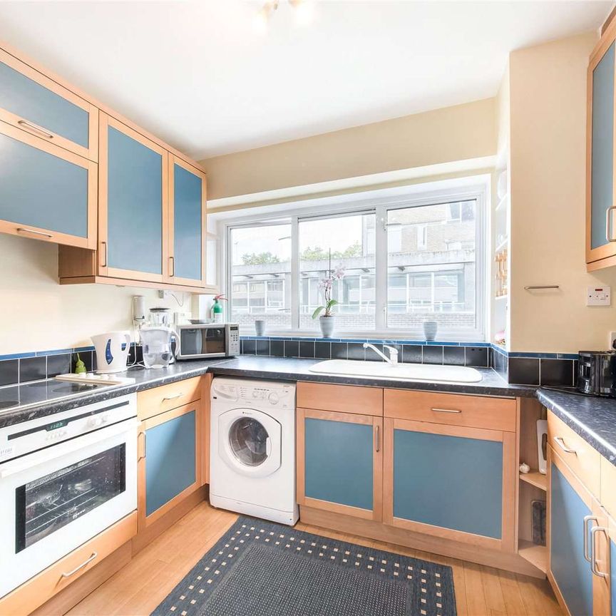 Charming top floor 2 bedroom apartment in a discreet location close to St. James Park. The property is fully furnished and is available between Sept '24 to May '25 only. - Photo 1