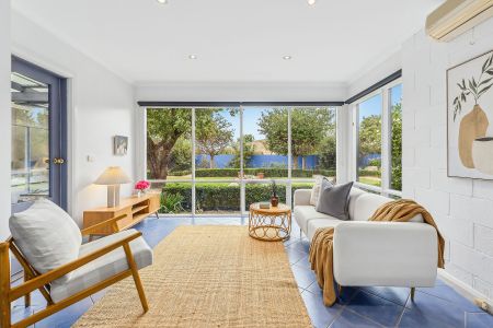 LUXURY LIVING IN THE HEART OF CANBERRA'S WINE REGION - Photo 5