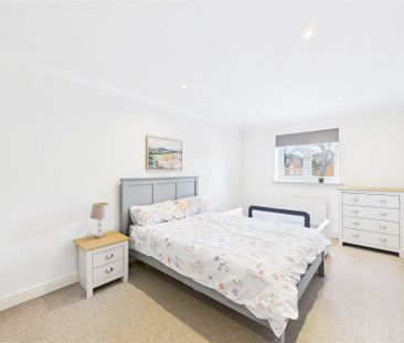 3 bedroom House in Southern Way, Farnborough - Photo 3