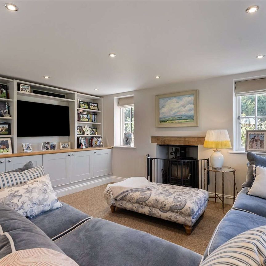 A beautifully presented red brick four bedroom home - Photo 1