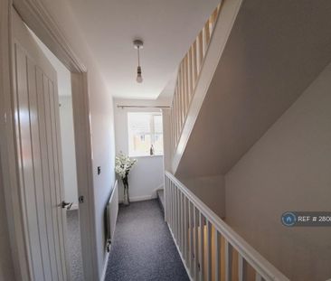 3 bedroom semi-detached house to rent - Photo 6