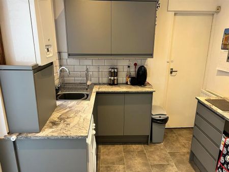 3 bedroom flat to rent - Photo 2