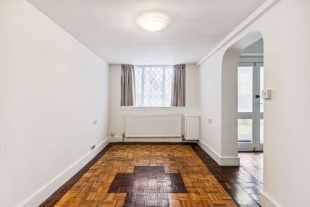 Three bedroom family home with south facing garden and off-street parking - Photo 3