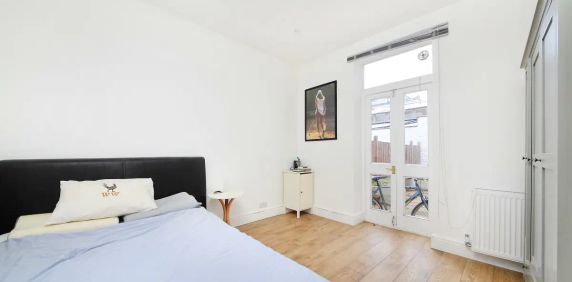 2 bedroom maisonette in London - Photo 2