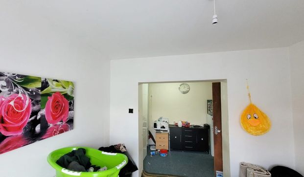 Lansbury Avenue, Edmonton, London N18 - Photo 1