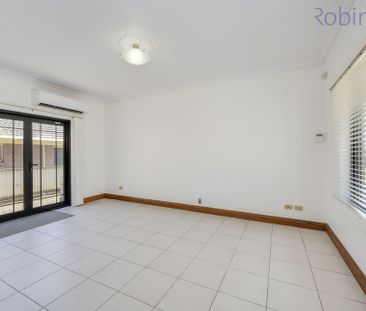 Spacious Two Bedroom Townhouse With Single Garage. - Photo 1