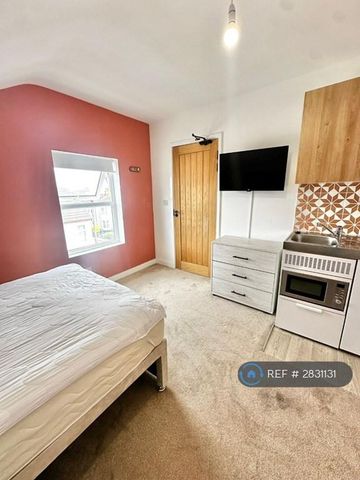 1 bedroom in a house share to rent - Photo 4