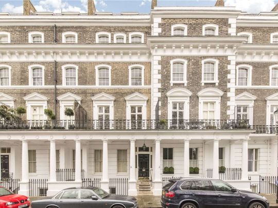 This is a charming one bedroom flat, situated in a period conversion on a very popular garden square in South Kensington. The property also benefits from a roof terrace. - Photo 1