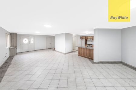 Modern 3 bedroom townhouse. Large, private, sunny courtyard. - Photo 2