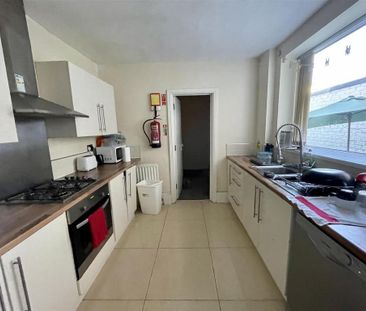 6 bedroom townhouse to rent - Photo 2