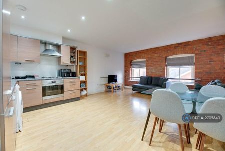 3 bedroom flat to rent - Photo 2