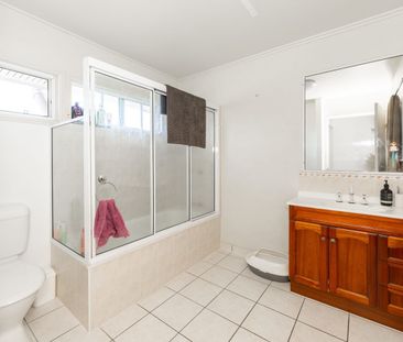 19a Silky Oak St, Kirwan QLD 4817 - House For Rent - $460 | Domain - Photo 4