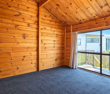 Elegant Three-Bedroom Family Home in Glendene, Auckland - Photo 4