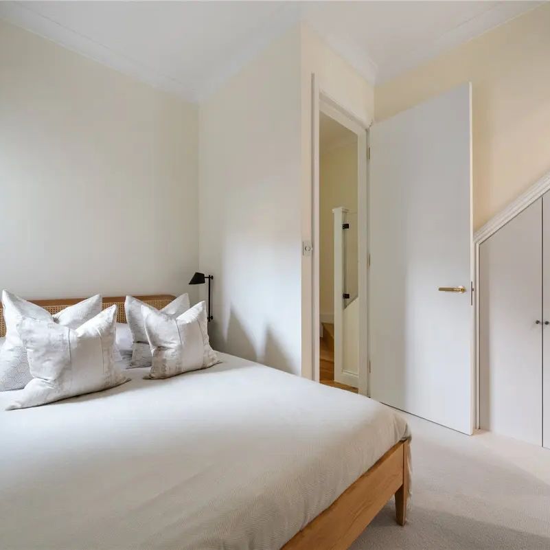 2 bedroom flat in London - Photo 1