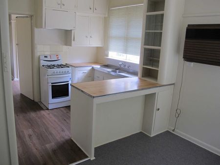 For Lease – Spacious Older-Style Family Home in Prime Location - Photo 5