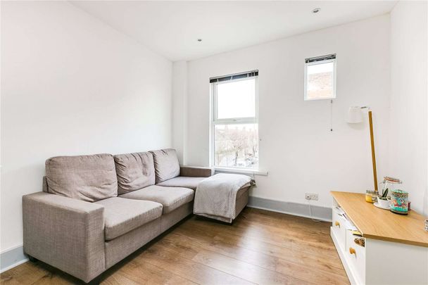 A well presented three bedroom apartment situated in the Munster Village area - Photo 1