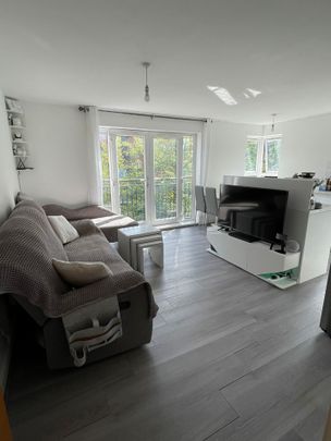 3 Bed Flat, Central Court, M3 - Photo 1