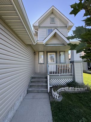 13 Somerside Close Southwest, Calgary - Photo 1