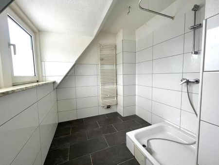 Einziehen und Wohlfühlen: Freundliche 3-Zimmer-Wohnung im Dachgeschoss - Foto 2