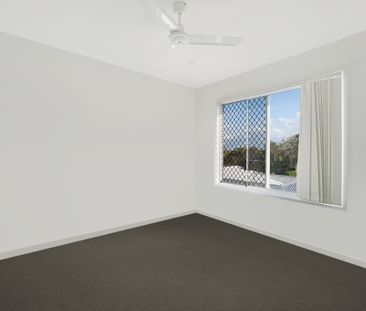 LARGE TOWNHOUSE 2 LIVING AREAS, VIEWS & GREAT SIZE BACK YARD - Photo 6