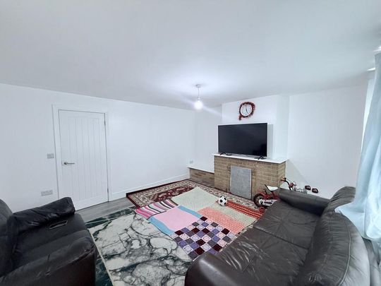 3 bedroom end of terrace house to rent - Photo 1