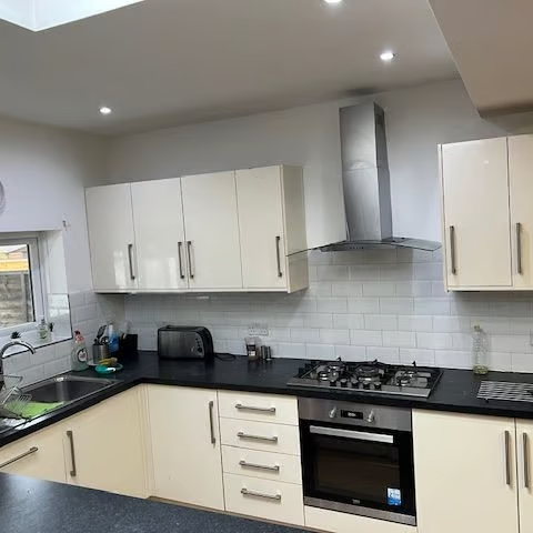 1 bedroom in a house share to rent - Photo 1
