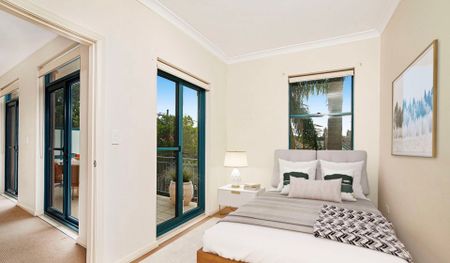 Stunning Top Floor Pet Friendly Apartment - Photo 3