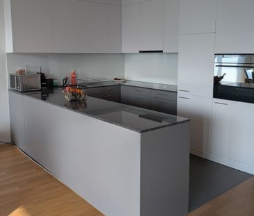 Moderne möblierte 3.5-Zimmer-Wohnung mit Balkon und Bergsicht - Photo 6