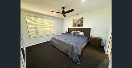 Move In Before Christmas! – Beautifully Renovated 4-Bedroom Home (27 Week Lease Only) - Photo 5
