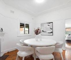 Stunning 4-Bedroom Family Sanctuary in a Coveted Mascot Location - Photo 2