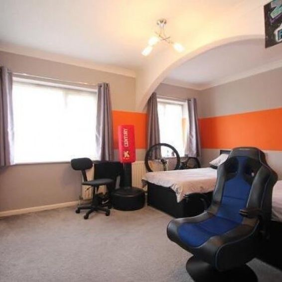 Selwood Gardens, Stanwell, Middlesex,TW19 - Photo 1