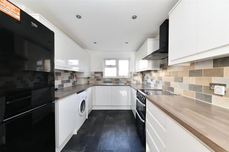 4 bedroom terraced house to rent - Photo 3