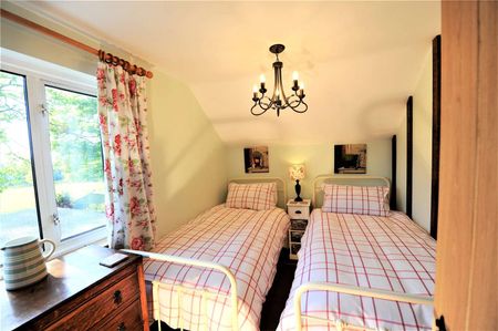 A charming and well presented family home benefitting from far reaching rural views. - Photo 3