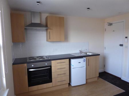 1 bedroom in a house share to rent - Photo 3