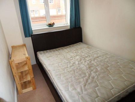 4 bedroom semi-detached house to rent - Photo 2