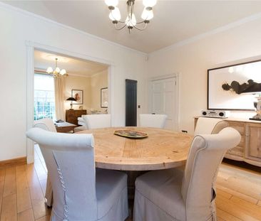 A charming terraced house providing spacious and neutrally decorate... - Photo 3