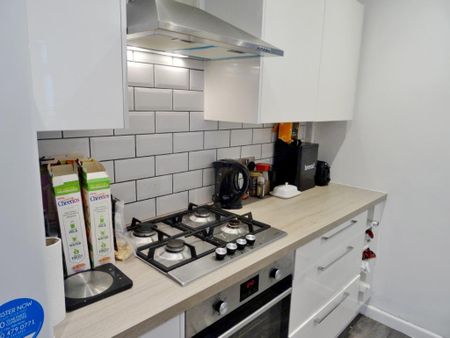 4 bedroom semi-detached house to rent - Photo 5