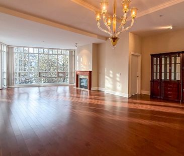 Luxury Spacious 2 bedroom plus den - Photo 2