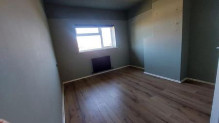 4 bedroom semi-detached house to rent - Photo 2