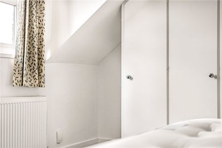 A newly decorated spacious split level apartment with bedroom and separate study. The property benefits from having newly laid carpets and is offered on a furnished basis. - Photo 4